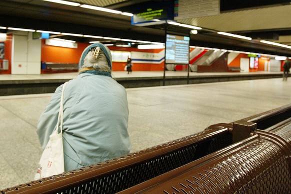 Eine Frau wartet in der menschenleeren U-Bahn Haltestelle im Stuttgarter Bahnhof auf eine Bahn, am Dienstag, 17. Dezember 2002. Die Gewerkschaft VE.RDI hatte zum Warnstreik aufgerufen und fordert fuer ...