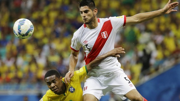 Brazil&#039;s Elias, left, fights for the ball with Peru&#039;s Carlos Zambrano during a 2018 World Cup qualifying soccer match in Salvador, Brazil, Tuesday, Nov. 17, 2015. (AP Photo/Nelson Antoine)