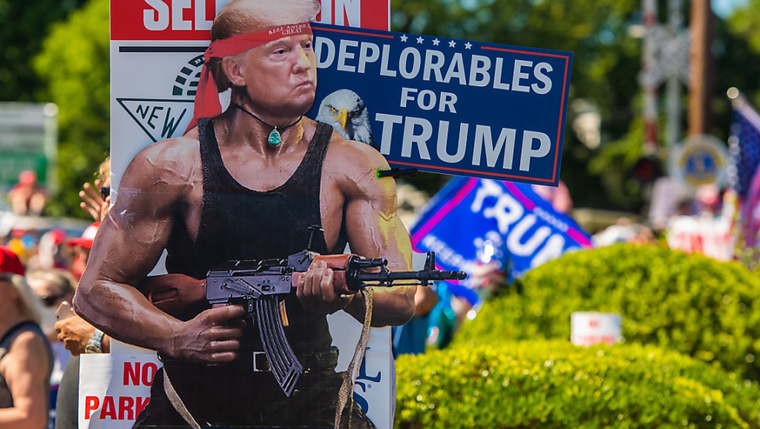 Eine Pappfigur der Filmfigur &quot;Rambo&quot;, auf deren Kopf ein Bild des US-Präsidenten Trump geklebt wurde, steht am Ort eines Auftrittes des Präsidenten im Rahmen seines Wahlkampfes. Foto: Chris  ...