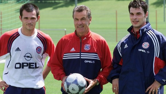 Ottmar Hitzfeld, coach of FC Bayern Munich soccer club presents the newcomers to his team for the upcoming season in Munich, Monday, July 3, 2000. At left French player Willy Sagnol, at right Ciriaco  ...