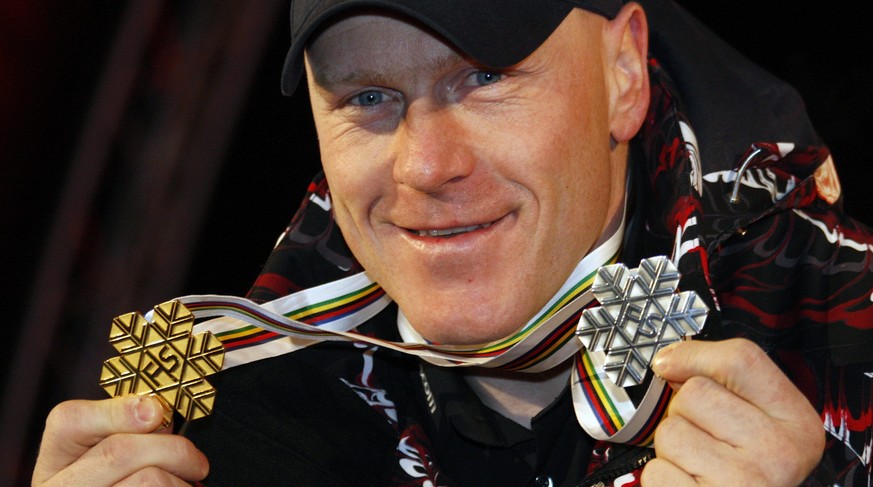 Stolz präsentiert Cuche seine Beute der WM 2009: Gold im Super-G, Silber in der Abfahrt.