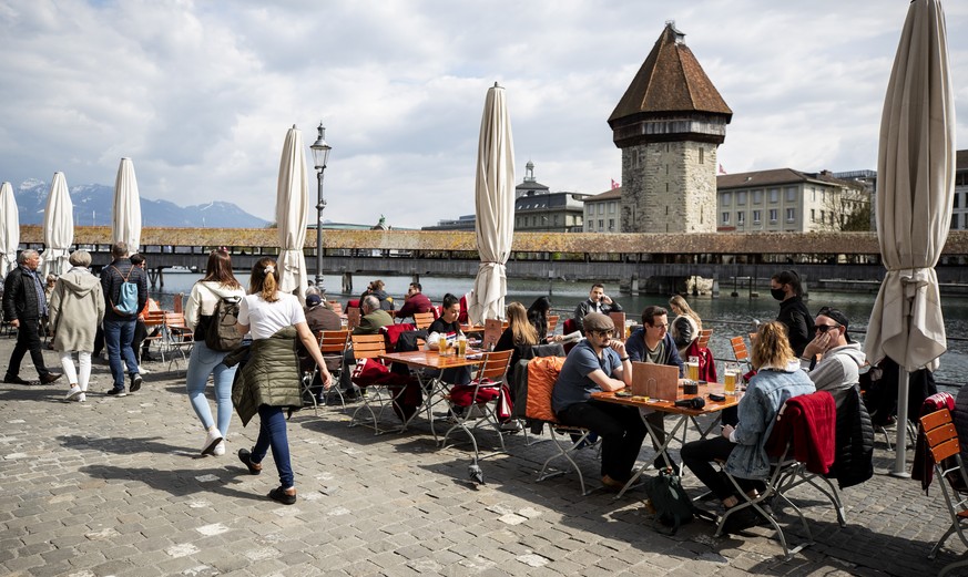 Gaeste sitzen auf der Terrasse eines Restaurants an der Reuss in Luzern, am Montag, 19. April 2021. Die Oeffnung der Terrassen und Aussenbereiche der Restaurants ist ab heute wieder erlaubt. (KEYSTONE ...