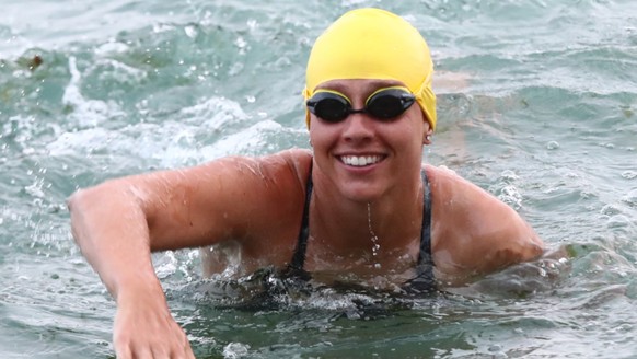 Chloe McCardel, Ausdauerschwimmerin, vor Abbotts Cliff in der N