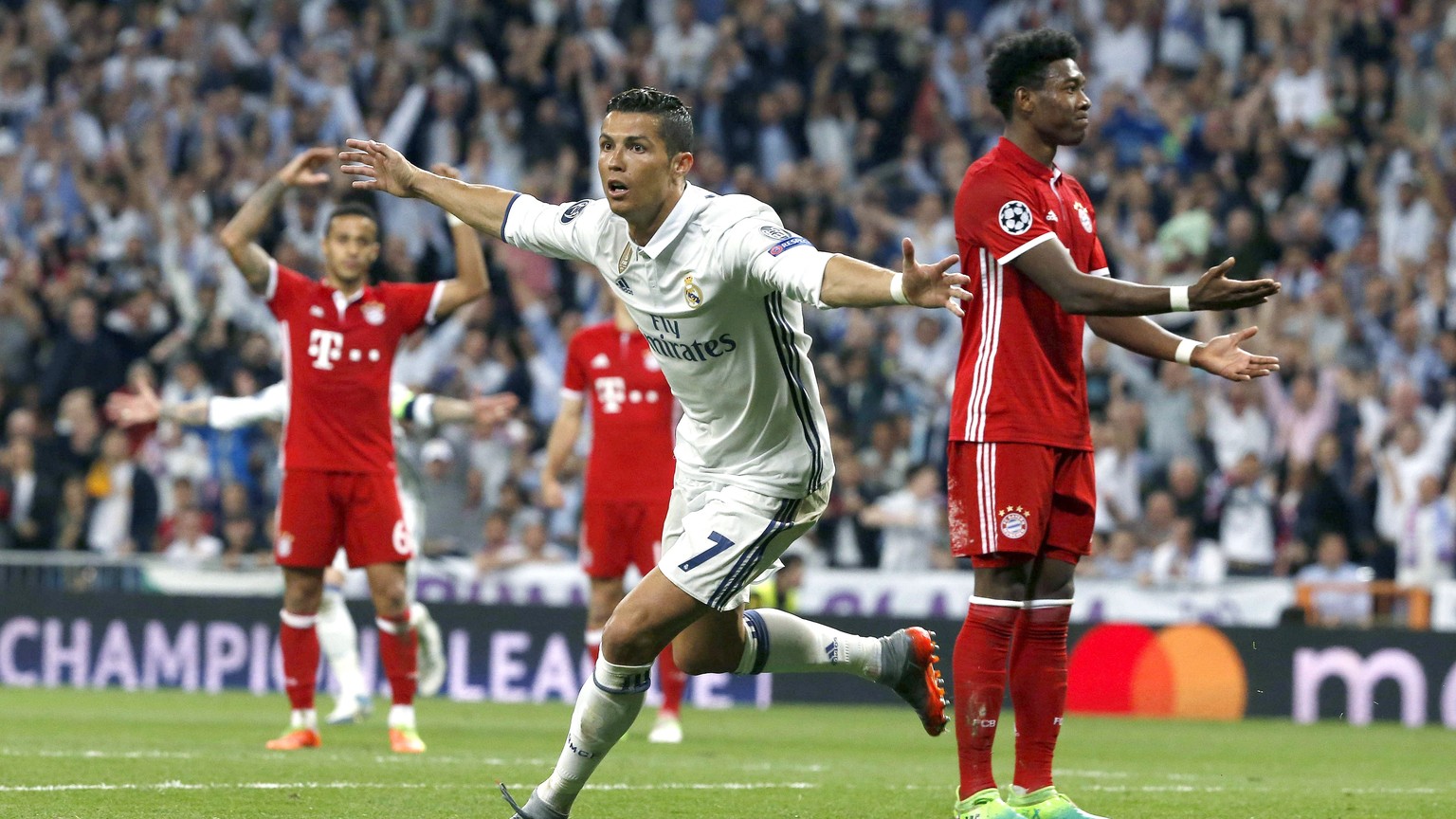 epa05914132 Real Madrid&#039;s Portuguese striker Cristiano Ronaldo (C) celebrates his second goal against Bayern Munich during the UEFA Champions League quarter final, second leg soccer match between ...