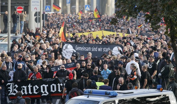 Bei der Kundgebung in Köln, bei der Ende Oktober Dutzende Polizisten verletzt worden waren, trat auch «Kategorie C» auf.
