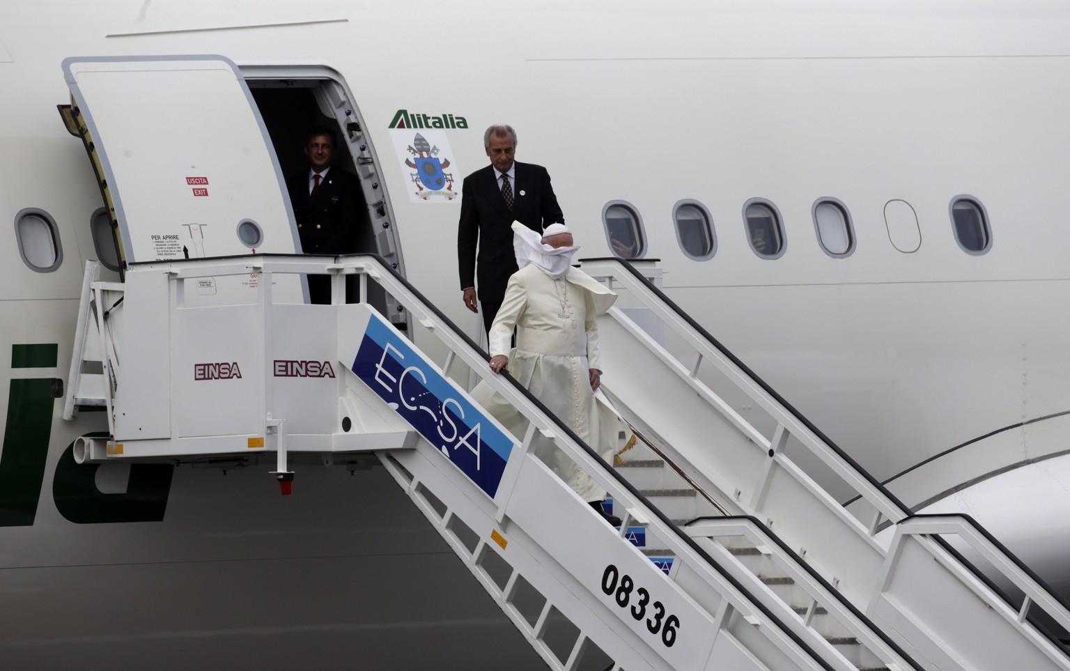 Papst Franziskus wird in Havanna von einem Windstoss begrüsst.