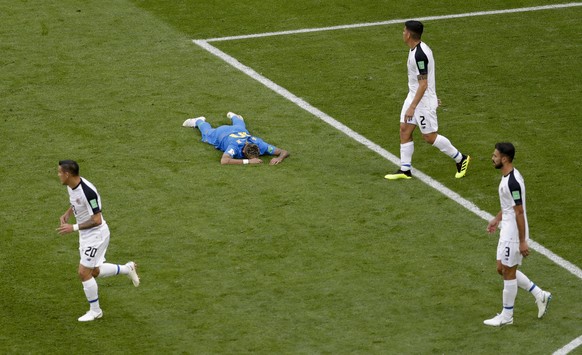 Brazil&#039;s Neymar lies on the pitch during the group E match between Brazil and Costa Rica at the 2018 soccer World Cup in the St. Petersburg Stadium in St. Petersburg, Russia, Friday, June 22, 201 ...