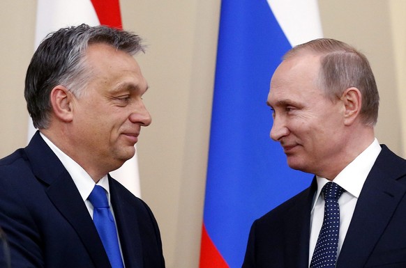 epa05166352 Russian President Vladimir Putin (R) and Hungarian Prime Minister Viktor Orban (L) attend a joint news conference following their talks at the Novo-Ogaryovo residence outside Moscow, Russi ...
