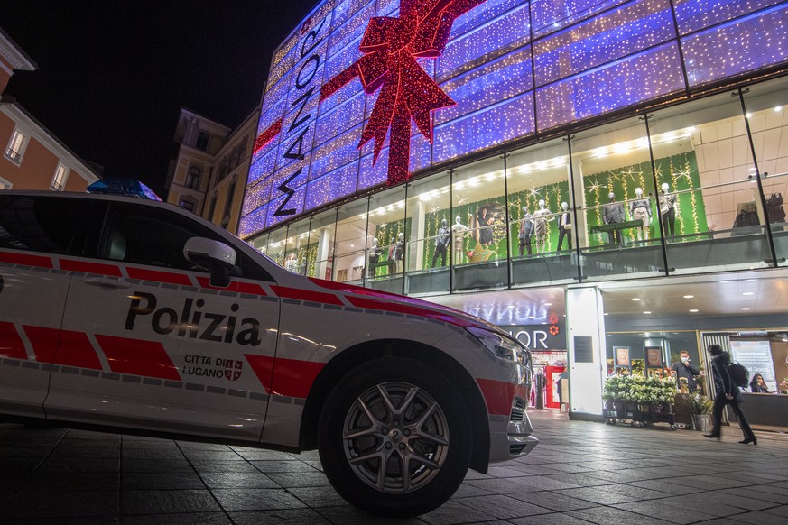 epa08839660 Police in front of the Manor department store in Piazza Dante in Lugano, Switzerland, 24 November 2020. In the afternoon shortly after 2 p.m. a stabbing occurred in the department store. A ...