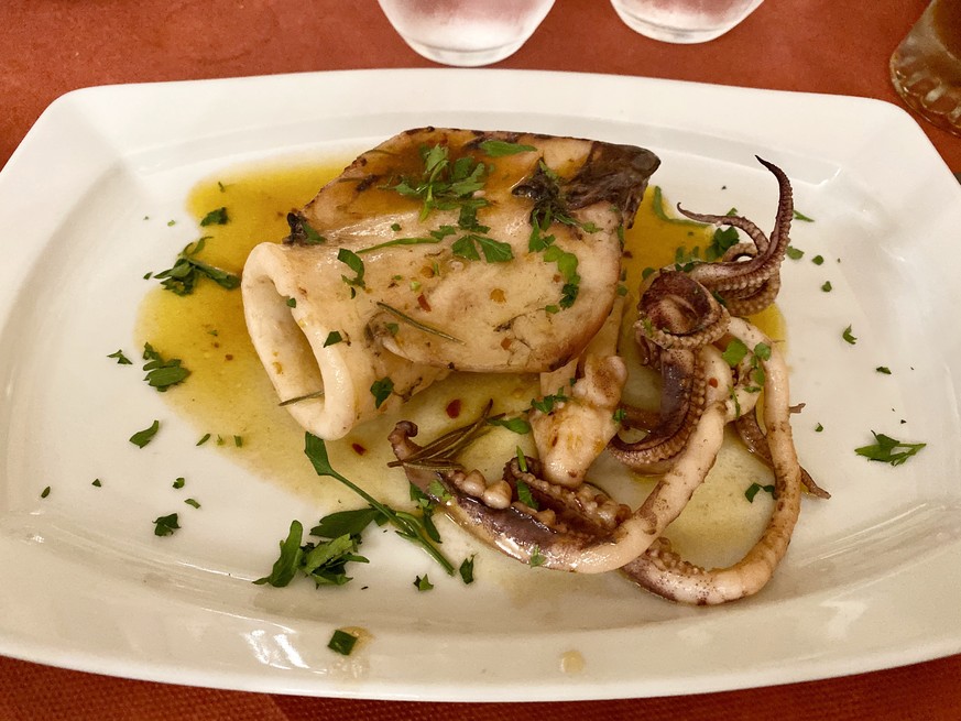 Unbeschreiblich gut und zart, nicht gummig. Zum Beispiel im Ristorante Da Giacomino, am Golfo del Viticcio, oder in Portoferraio, im Ristorante Il Buchino. Hier das Rezept.