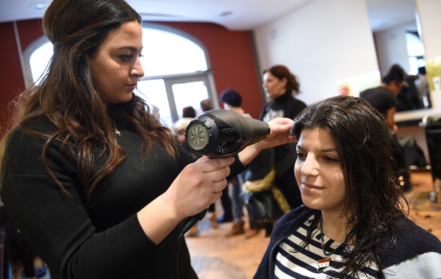 Im Haarsalon «Vanity» in Berlin kriegen Flüchtlinge einen kostenlosen Haarschnitt verpasst.