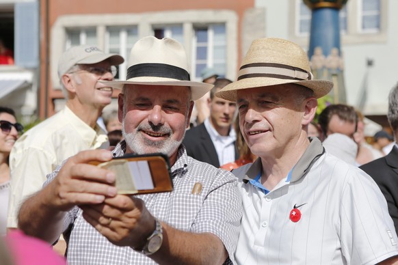 Bundesraete Ueli Maurer, macht mit einem Mann ein Selfie waehrend der traditionellen Bundesratsreise, am 06. Juli 2017, in Lenzburg. (KEYSTONE/Alexandra Wey)