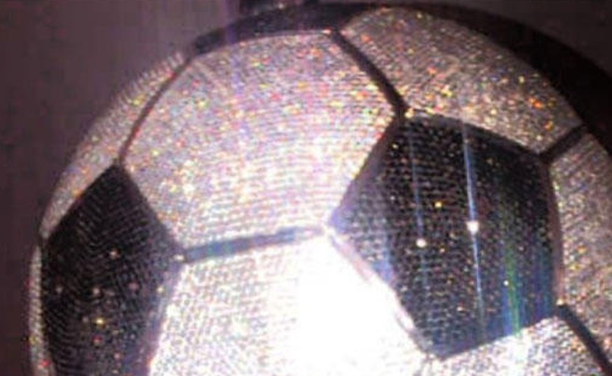 So sieht die der höchst bescheidene Diamantenball aus.