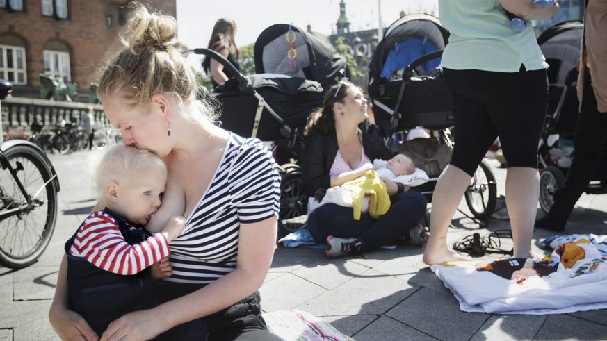 epa03749045 Women breastfeed their children at City Hall Square in Copenhagen, Denmark, 17 June 2013, in protest against the ban on breastfeeding in some cafe&#039;s and places in Denmark. EPA/MADS NI ...