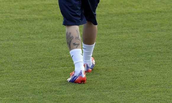 Messi hat ein Tattoo der Hände seines Sohnes auf der Wade, andere geben ihren Söhnen seinen Namen.