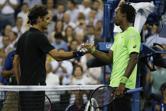 Shakehands nach einem grossen Match: Sieger Federer, Verlierer Monfils.