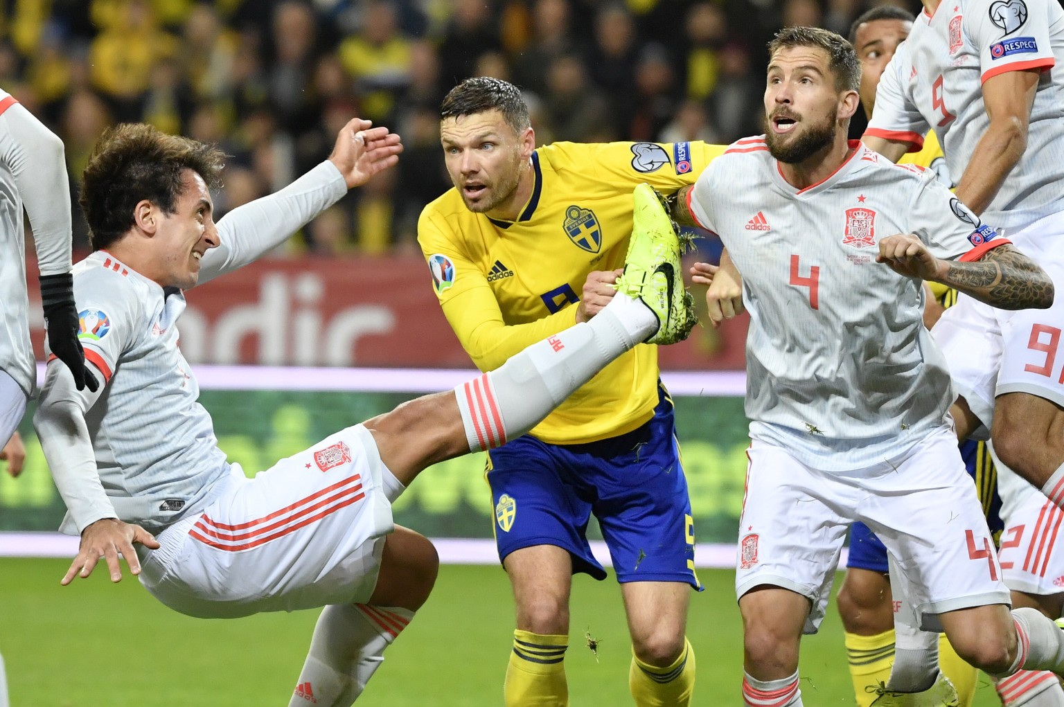 epa07923427 Sweden&#039;s Marcus Berg (C) and Spain&#039;s Inigo Martinez (R) in action during the UEFA Euro 2020 Group F qualifying soccer match between Sweden and Spain at Friens Arena in Solna, Sto ...