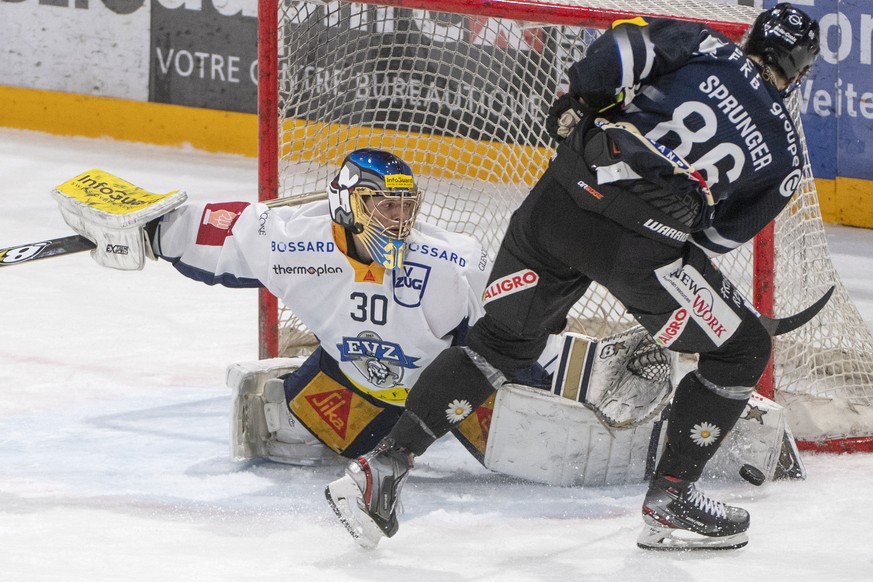 Fribourgs, Julien Sprunger, rechts, im Duell mit Zugs Goalie, Leonardo Genoni, waehrend dem Meisterschaftsspiel der National League, zwischen dem HC Fribourg-Gotteron und dem EV Zug, am Dienstag 25. F ...