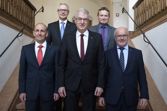 Der Ausserrhoder Regierungsrat mit Matthias Weishaupt (SP), Doelf Biasotto (FDP), Landammann Paul Signer (FDP), Alfred Stricker (parteiunabhaengig), und Koebi Frei (SVP) von links, beim zweiten Wahlga ...