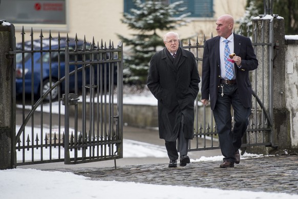 Ulrich Schlüer mit seinem Anwalt Valentin Landmann auf dem Weg ins Gericht.