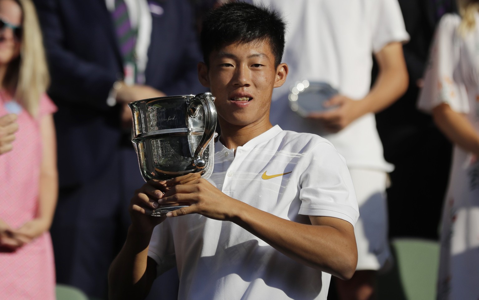 Tseng Chun Hsin of Taiwan kisses the trophy after defeating Jack Draper of Britain in the boys&#039; singles final at the Wimbledon Tennis Championships in London, Sunday July 15, 2018. (AP Photo/Ben  ...