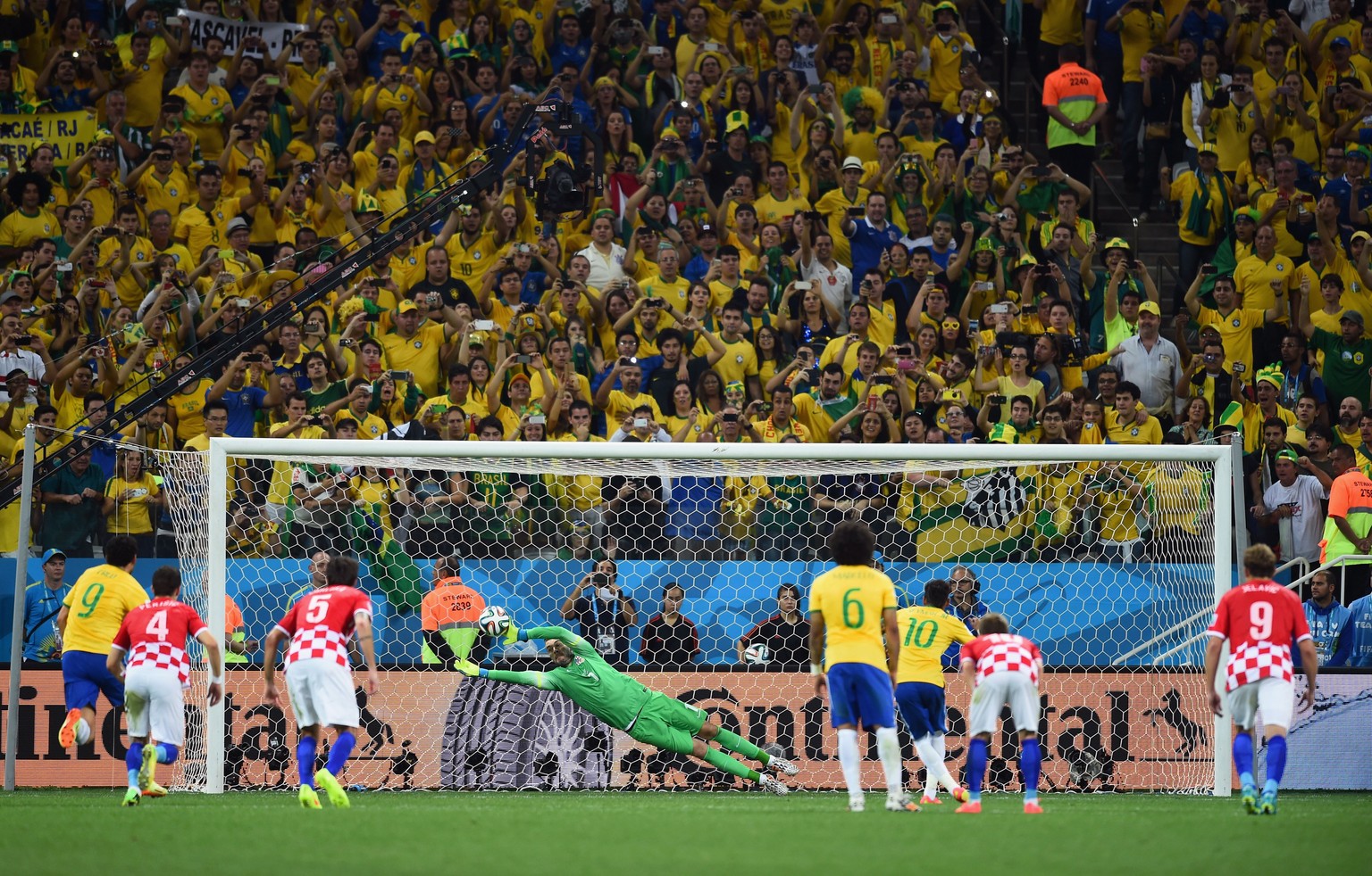 Goalie Pletikosa ist noch dran, kann aber Neymars Penaltytor nicht verhindern.