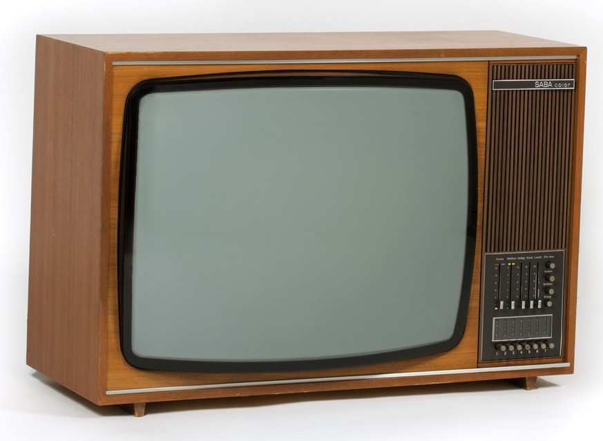 Solche und ähnliche Geräte können farbige TV-Signale empfangen. PAL-Farbfernsehempfänger Saba Schauinsland S2600 Color E, hergestellt in Villingen / Deutschland, um 1970. Schwarz-Weiss-Geräte werden t ...