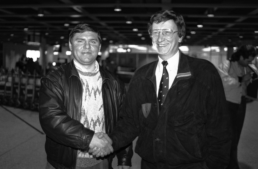 Der russische Eishockeyspieler Wladimir Krutow, links, der neu beim ZSC spielen wird, trifft am 27. Dezember 1990 auf dem Flughafen in Kloten ein und wird von ZSC-Praesident Pepe J. Weiss, rechts, beg ...