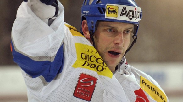 Ambri Verteidiger Nicola Celio jubelt nach seinem Ausgleichstreffer zum 2:2, im Eishockeyspiel der National League A zwischen dem EHC Biel-Bienne und dem HC Ambri-Piotta, am Samstag, 17. Januar 2009,  ...