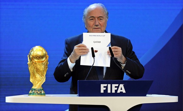 FIFA-Chef Blatter verkündet den Sieg von Katar.