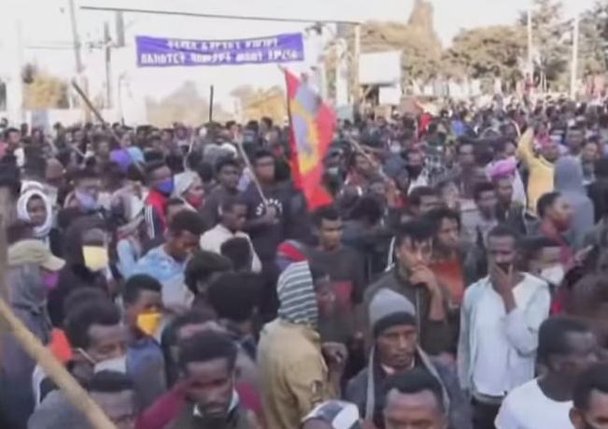 Massendemonstration in Addis Abeba nach der Ermordung des bekannten Oromo-Sängers Hundessa.
https://www.youtube.com/watch?v=16NF4A6F7pw