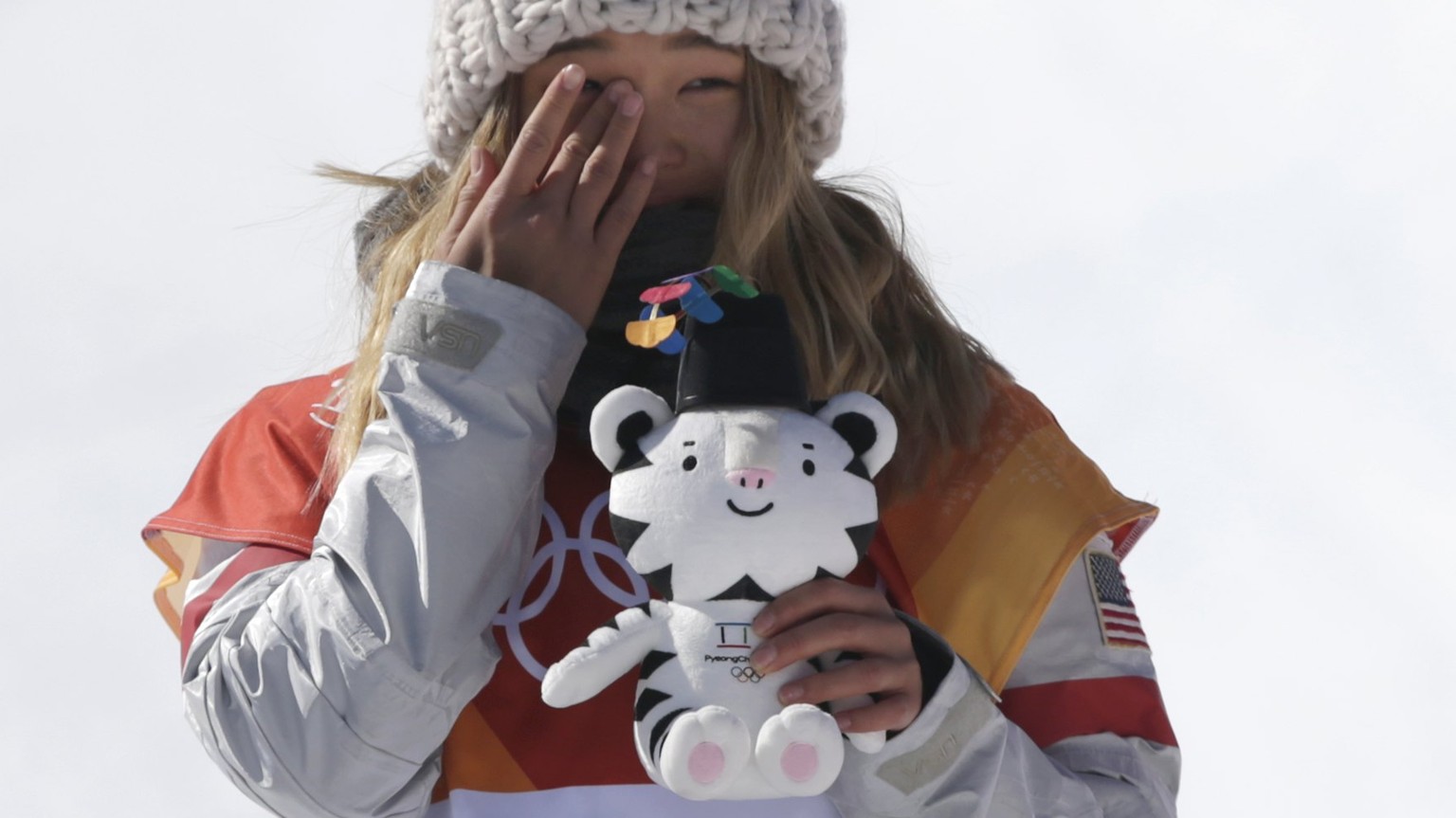 epa06519513 Gold medalist in first place, Chloe Kim of the US reacts at the venue ceremony for the winners of the Women&#039;s Snowboard Halfpipe final at the Bokwang Phoenix Park during the PyeongCha ...