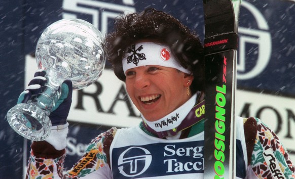 Vreni Schneider zeigt im Maerz 1993 ihre kleine Kristallkugel, die sie in der Disziplinenwertung in der Saison 1992/1993 gwinnen konnte. In ihrer Karriere gewann Schneider dreimal die grosse Kritallku ...