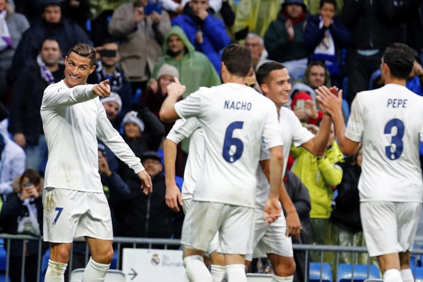 epa05648619 Real Madrid&#039;s Portuguese striker Cristiano Ronaldo (L) celebrates with his teammates after scoring the 2-0 lead during the Spanish Primera Division soccer match between Real Madrid an ...
