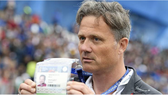 Der Generalsekretär des Schweizer Fussballverbands zeigt Fotografen an der WM in Russland seine Akkreditierung.