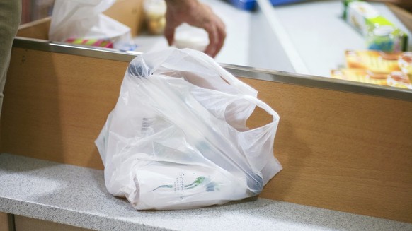 A customer fills his shopping into plastic bags at the checkout of a branch of &quot;Migros&quot;, Switzerland&#039;s largest supermarket chain in Zurich, Switzerland, pictured on July 9, 2008. (KEYST ...