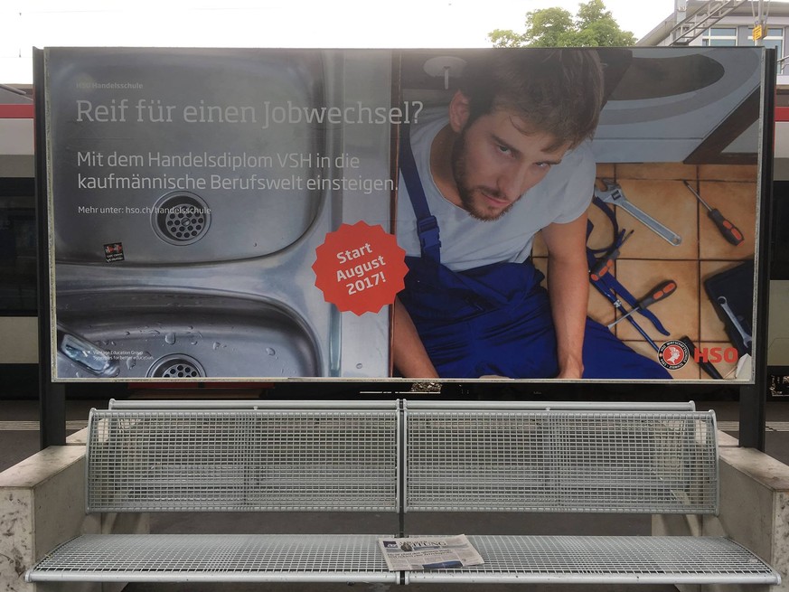 Dieses Plakat prangt am Bahnhof in Aarau.