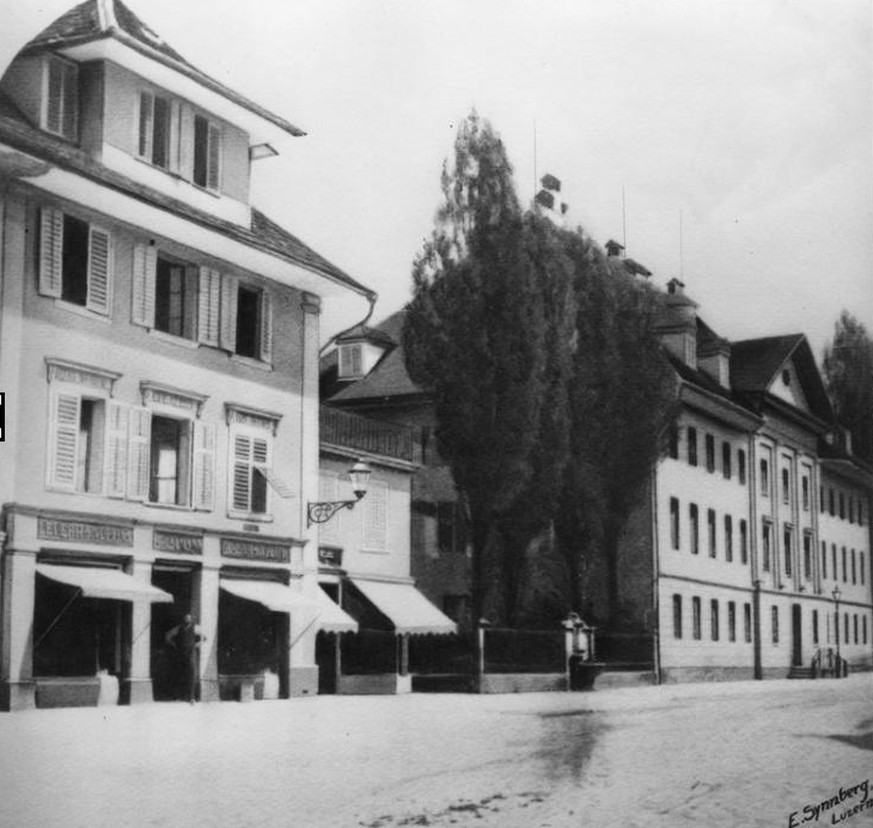 1903: Chlefelischiede. Erstes Wohn- und Geschäftshaus der Firma Bleimann an der Baselstrasse. Rechts: Das alte Waisenhaus mit Garten.