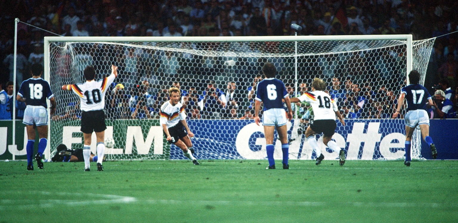 Der Ball ist drin, jubelnd dreht sich Finaltorschütze Andi Brehme ab. Lothar Matthäus (10) und Jürgen Klinsmann (18) werden gleich bei ihm sein.