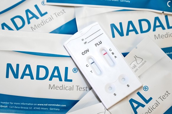 epa08744271 A test cassette of a rapid test for corona and flu with a negative result on display in a laboratory of NAL VON MINDEN pharmaceutical company in Moers, Germany, 14 October 2020. Nal von mi ...