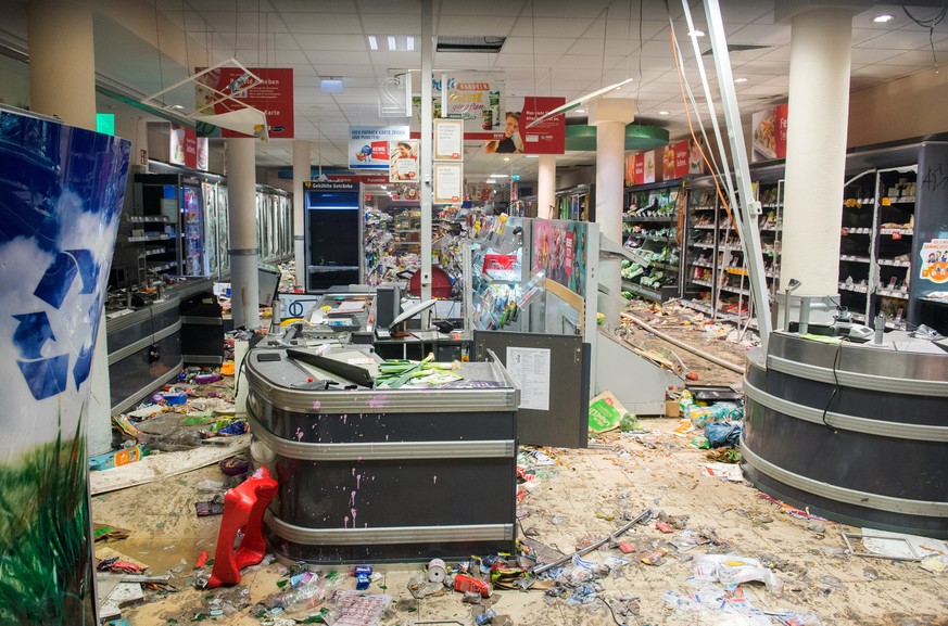 Eine Filiale der Supermarkt-Kette Rewe ist am 08.07.2017 in Hamburg im Schanzenviertel komplett gepluendert worden. Am 07. und 08. Juli kommen in der Hansestadt die Regierungschefs der fuehrenden Indu ...