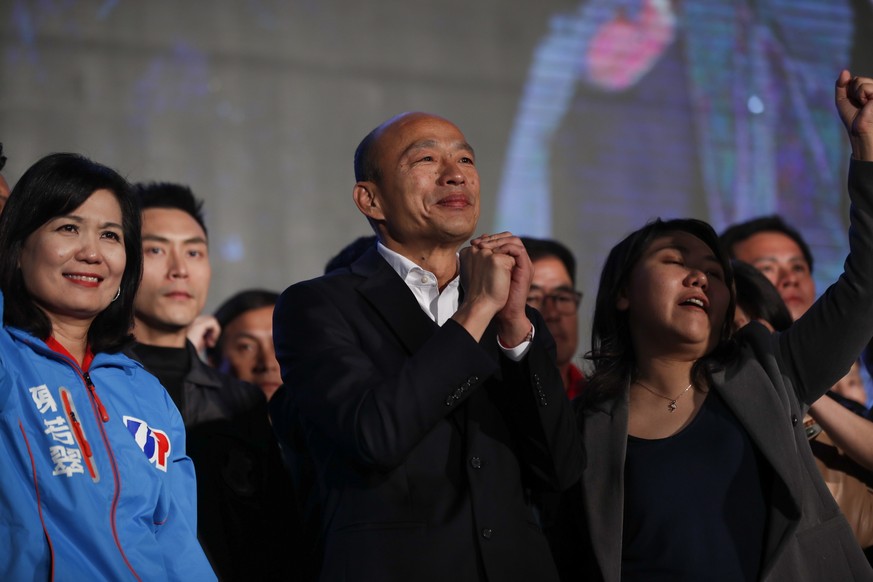 epa08119379 Taiwan&#039;s Kuomintang (KMT) party&#039;s presidential candidate Han Kuo-yu (C) reacts as he concedes his defeat in the presidential election, in Kaohsiung, Taiwan, 11 January 2020. Tsai ...