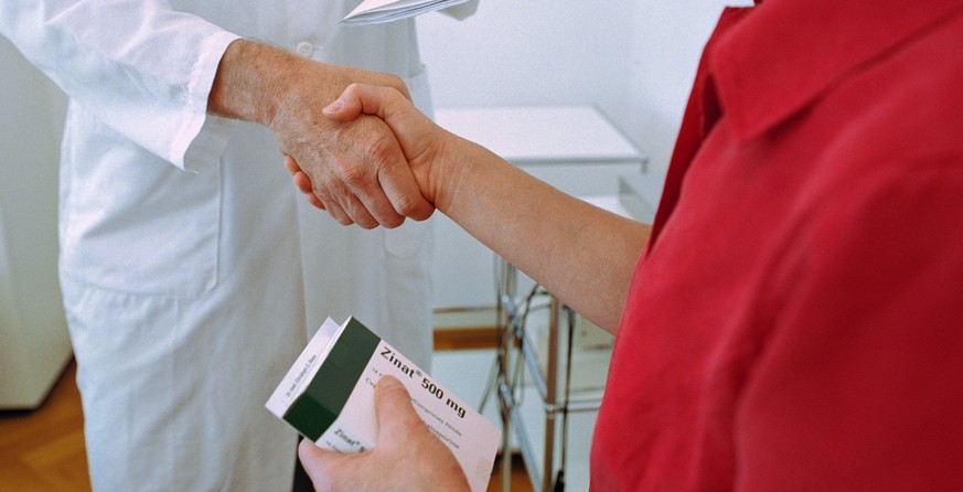 ARCHIV - [Themenbild, gestellte Aufnahme] Ein Arzt verabschiedet sich von einer Patientin nach einer Konsultation in seiner Praxis, aufgenommen am 16. August 2002. - Falsch abgegebene Medikamente koen ...