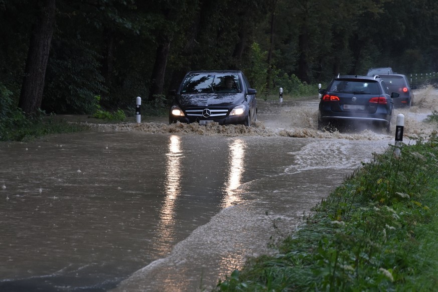 HANDOUT - Autos fahren durch Hochwasser auf einer ueberschwemmten Strasse in Diepoldsau/Berneck aufgenommen nach starken Regenfaellen in der Ostschweiz in der Nach auf Samstag, 2. September 2017. (HAN ...