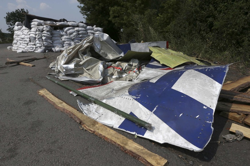 Trümmerteile der MH17 liegen zum Abtransport bereit.