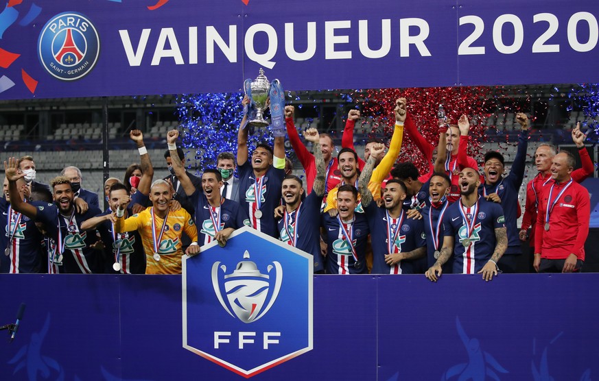PSG&#039;s captain Thiago Silva, center, and his teammates lift a trophy for winners of the French Cup soccer final match between Paris Saint Germain and Saint Etienne at Stade de France stadium, in S ...