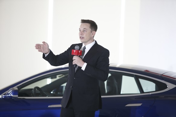 Elon Musk vor dem Tesla Model S.&nbsp;
