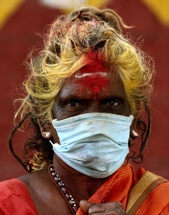 epa08379413 An Indian women wear mask during the nation-wide lockdown in Bangalore, India, 23 April 2020. India&#039;s Prime Minister Narendra Modi announced on 14 April that the country&#039;s initia ...