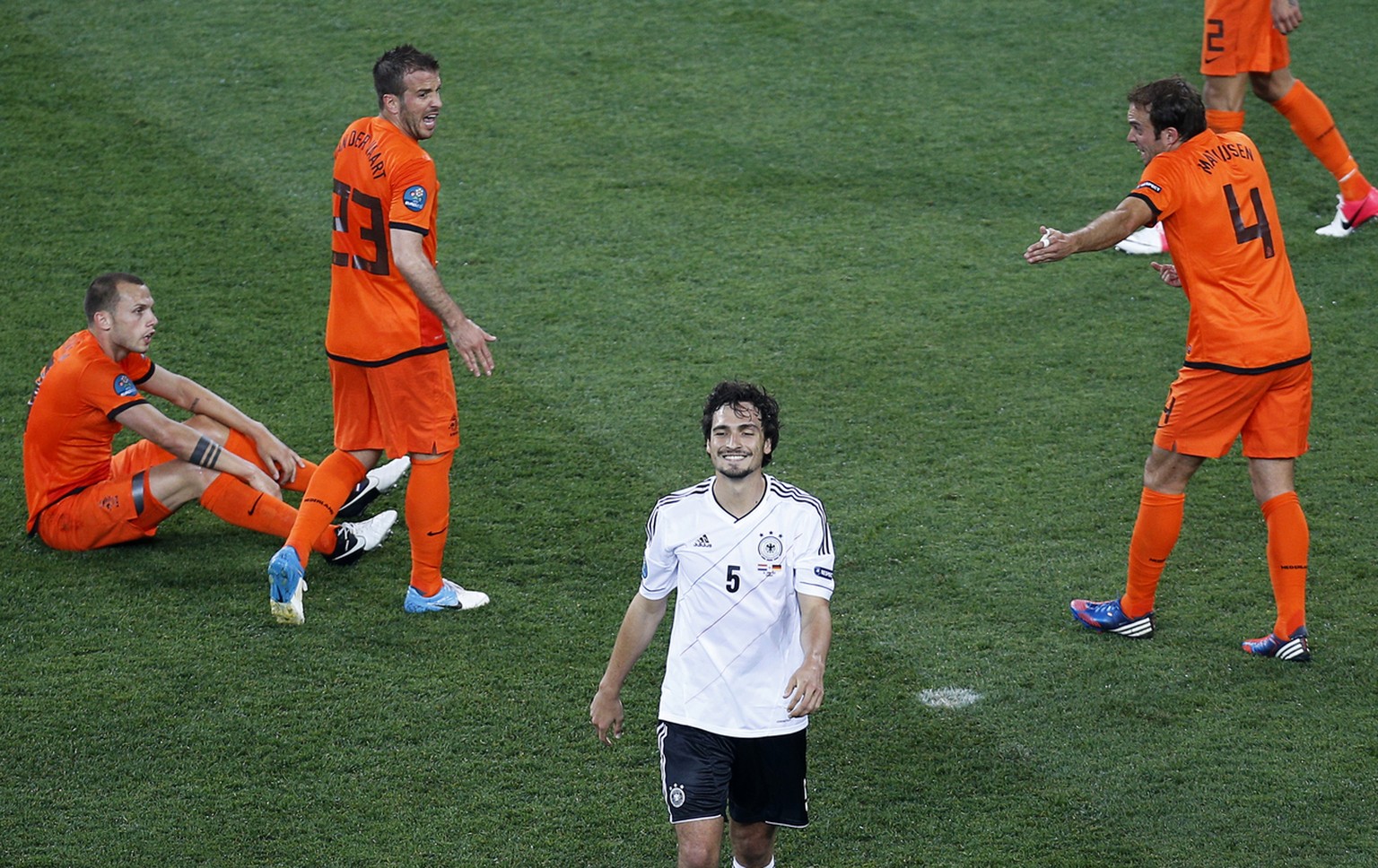 Ein Bild mit symbolträchtigem Charakter: Deutschland schlägt Holland in der EM-Vorrunde 2012 mit 2:1.
