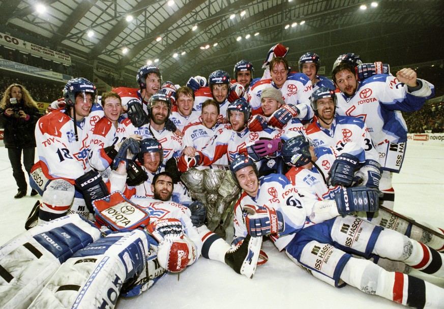Die Mannschaft des EHC Kloten feiert den Sieg der Schweizer Eishockey Meisterschaft gegen den SC Bern im ausverkauften Allmendstadion in Kloten am 20. Maerz 1996. Kloten besiegt die Berner im dritten  ...